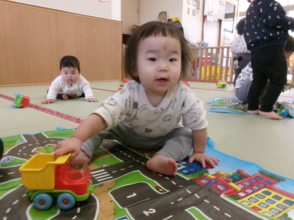 車で遊んでいる