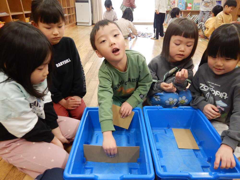 師きりの方法を考えている様子