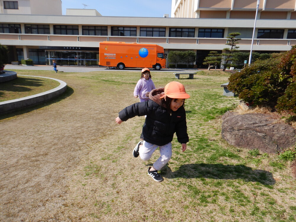 市民会館で遊ぶ子ども (5)