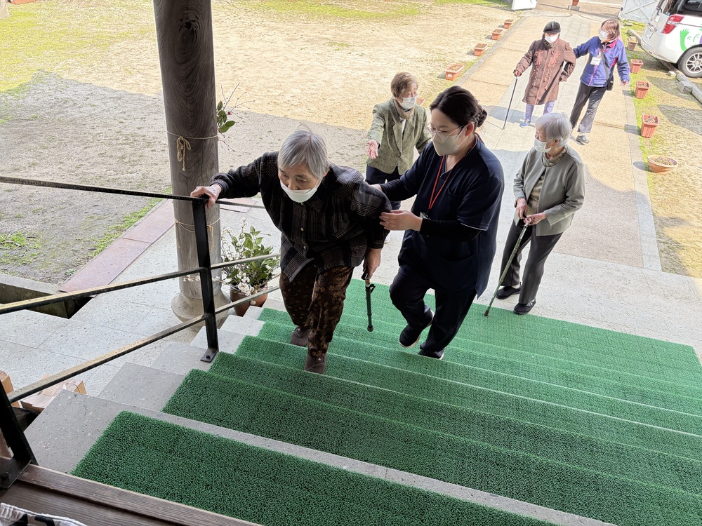 皆で階段を上がる様子