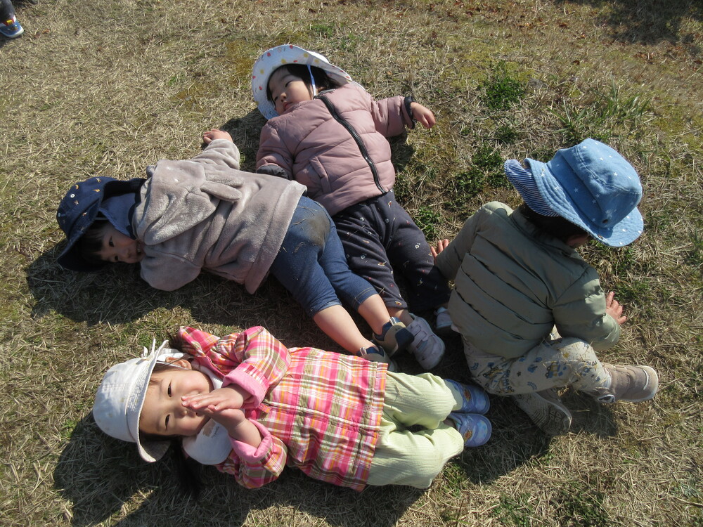 寝転がっている