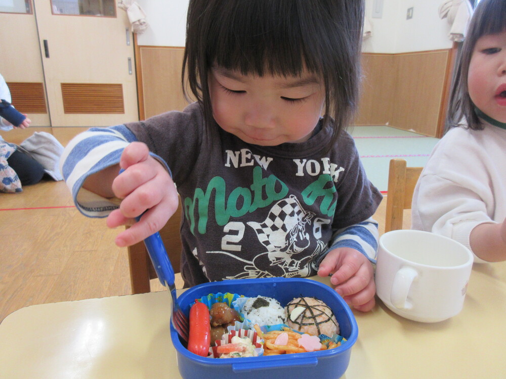 お弁当を食べる様子