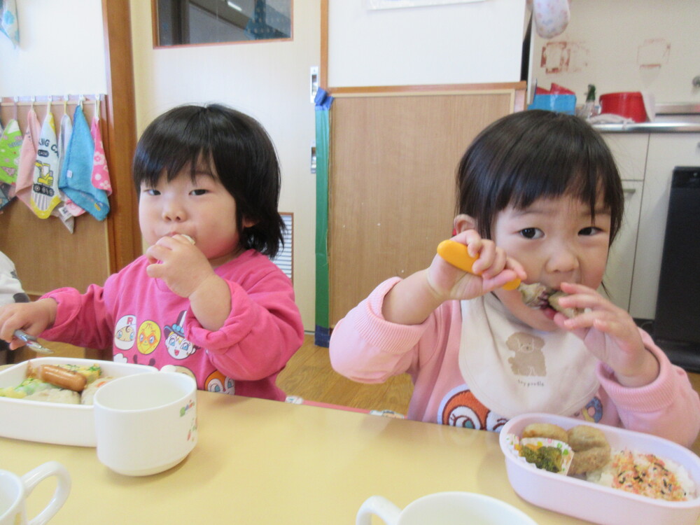 お弁当を食べる様子