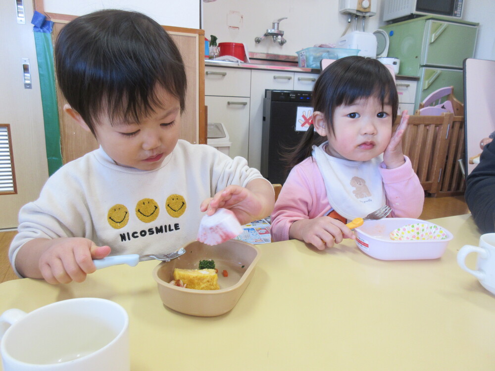 お弁当を食べる様子