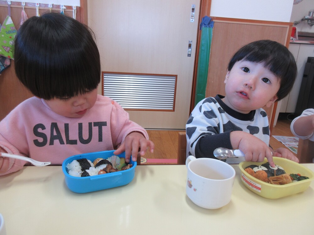 お弁当を食べる様子