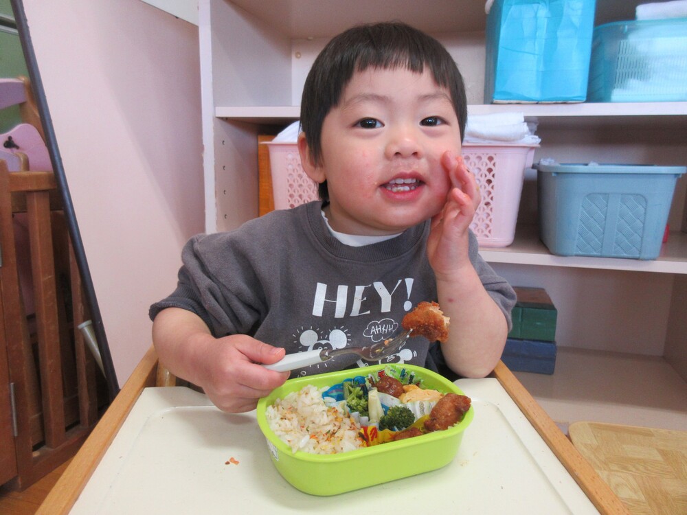 お弁当を食べる様子