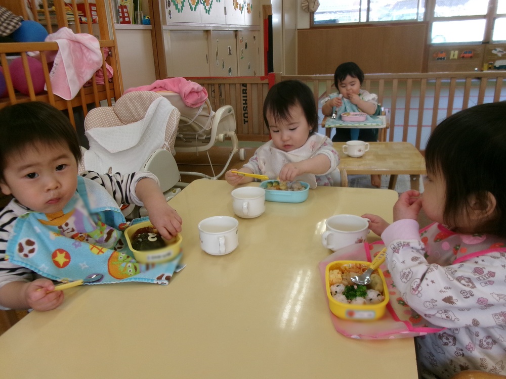 お弁当を食べる様子