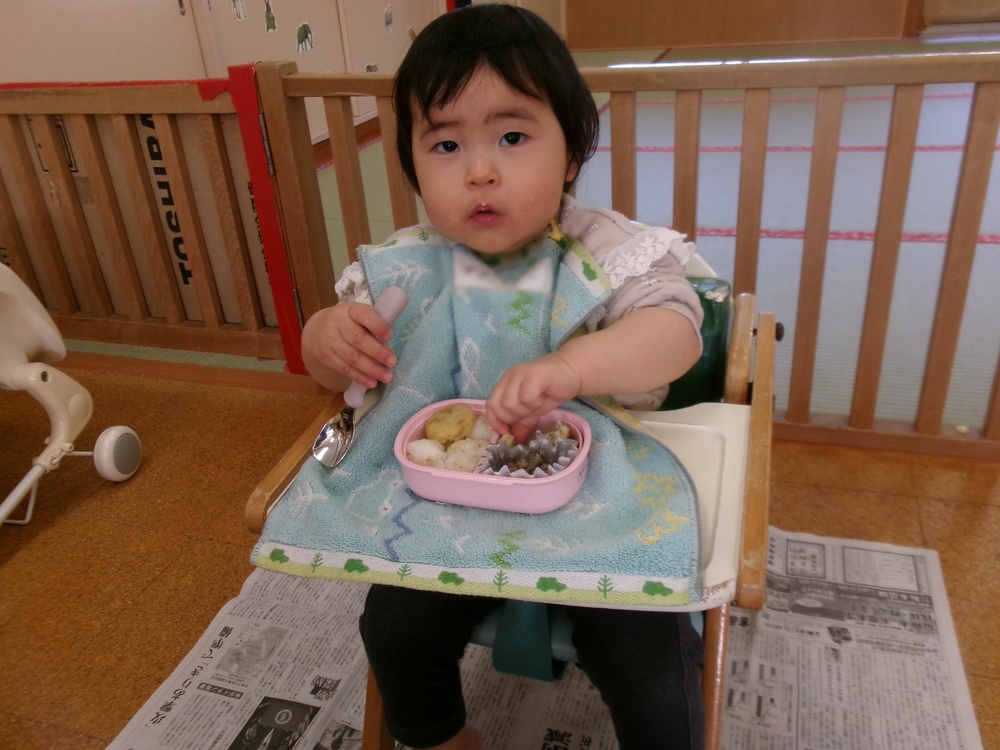 お弁当を食べる様子 (2)