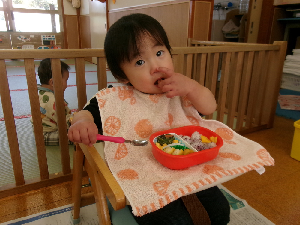 お弁当を食べる様子 (3)