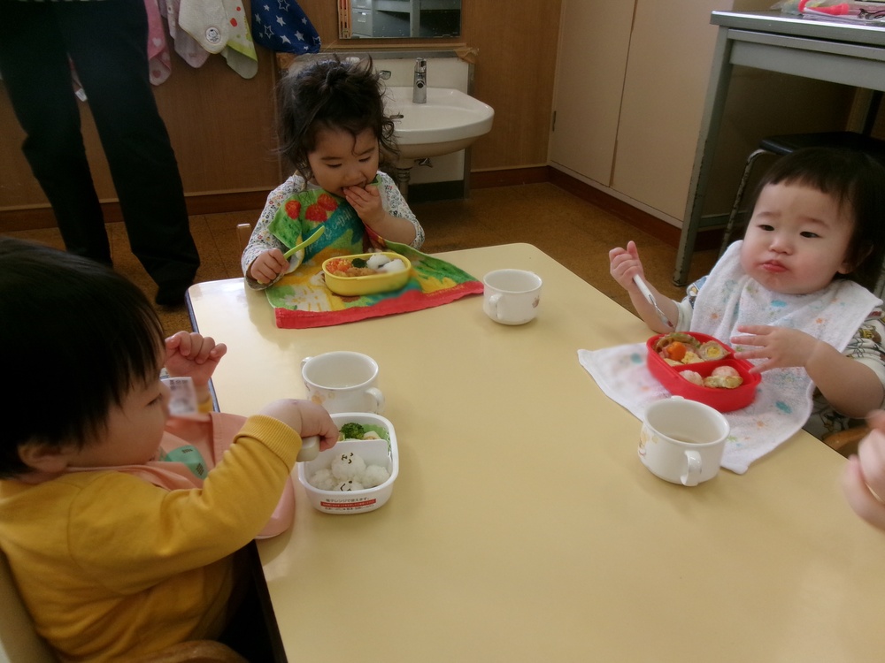 お弁当を食べる様子 (4)