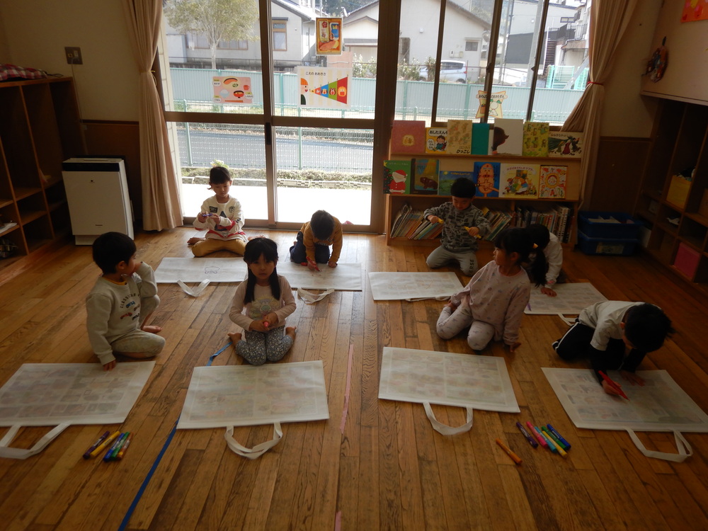 作品バックに絵を描いている様子