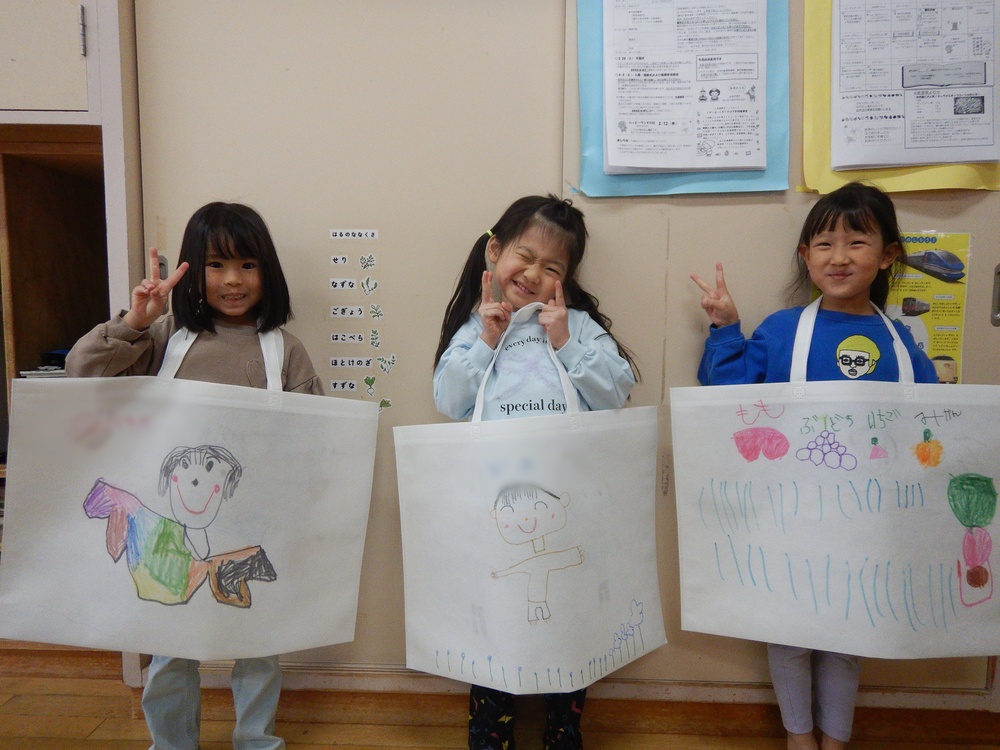 作品バックを見せてくれる子どもたち１