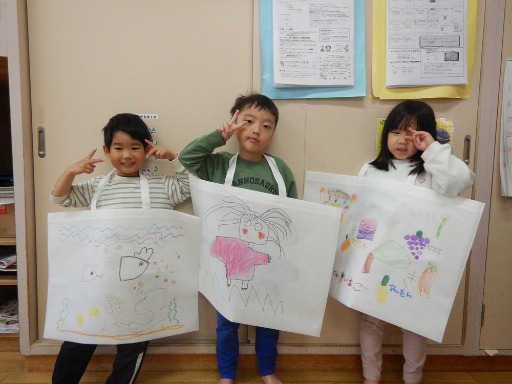 作品バックを見せてくれる子どもたち２