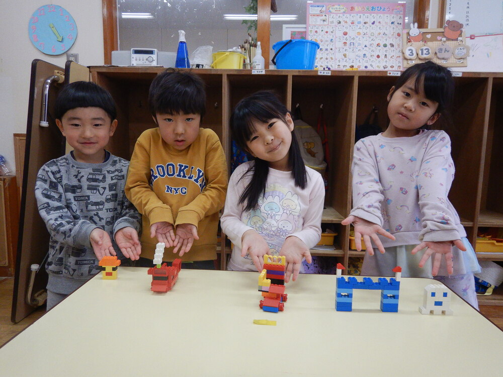 作った作品を見せてくれる子どもたち１