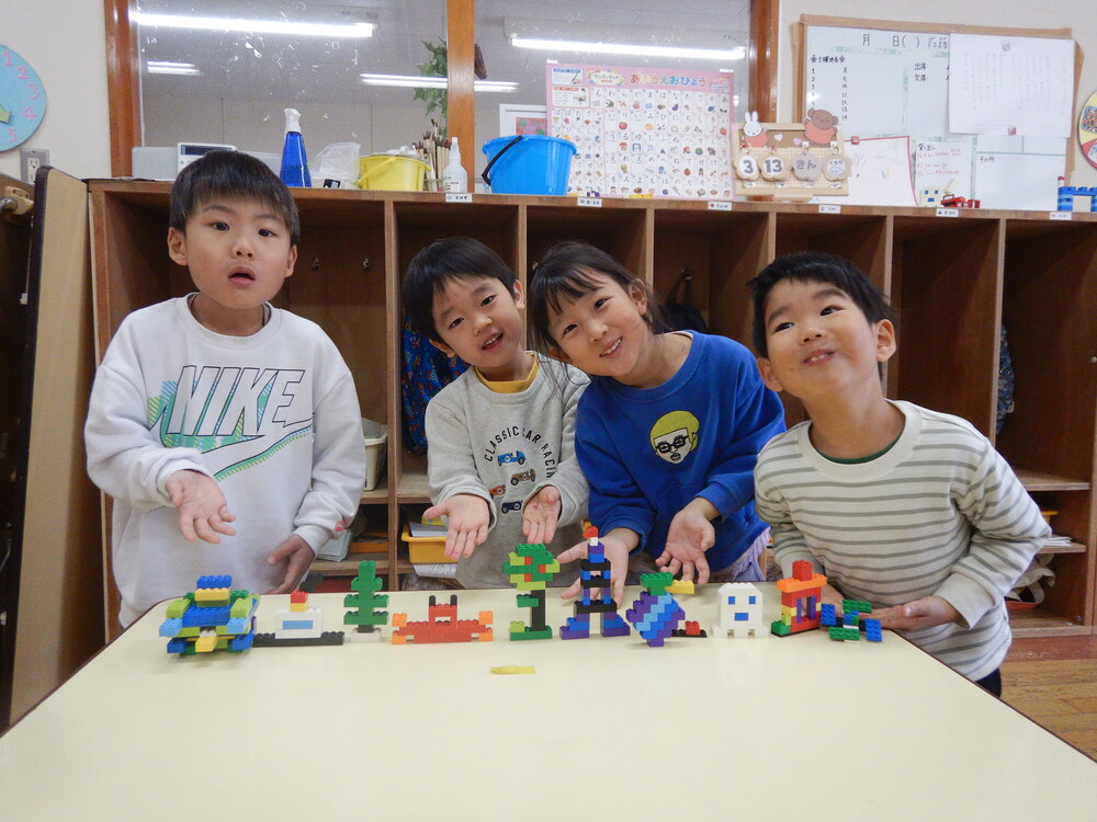 作品を見せれくれる子どもたち２