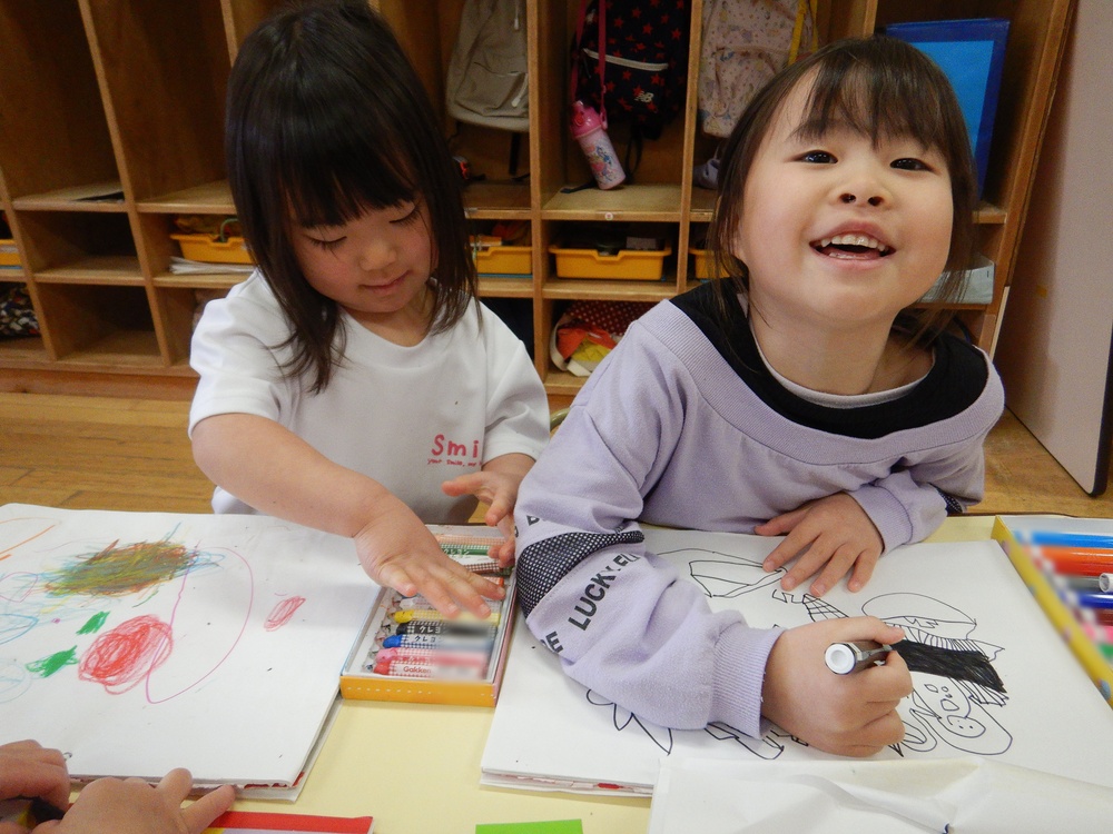 お絵描きをしている子ども