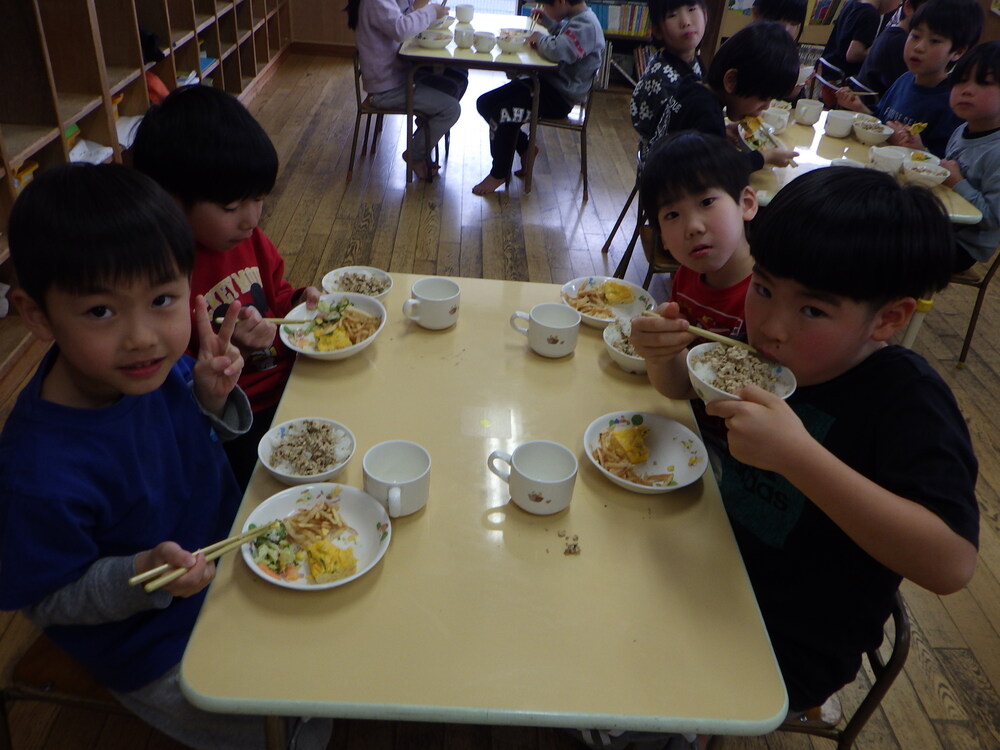 美味しそうに給食を食べる子ども (2)