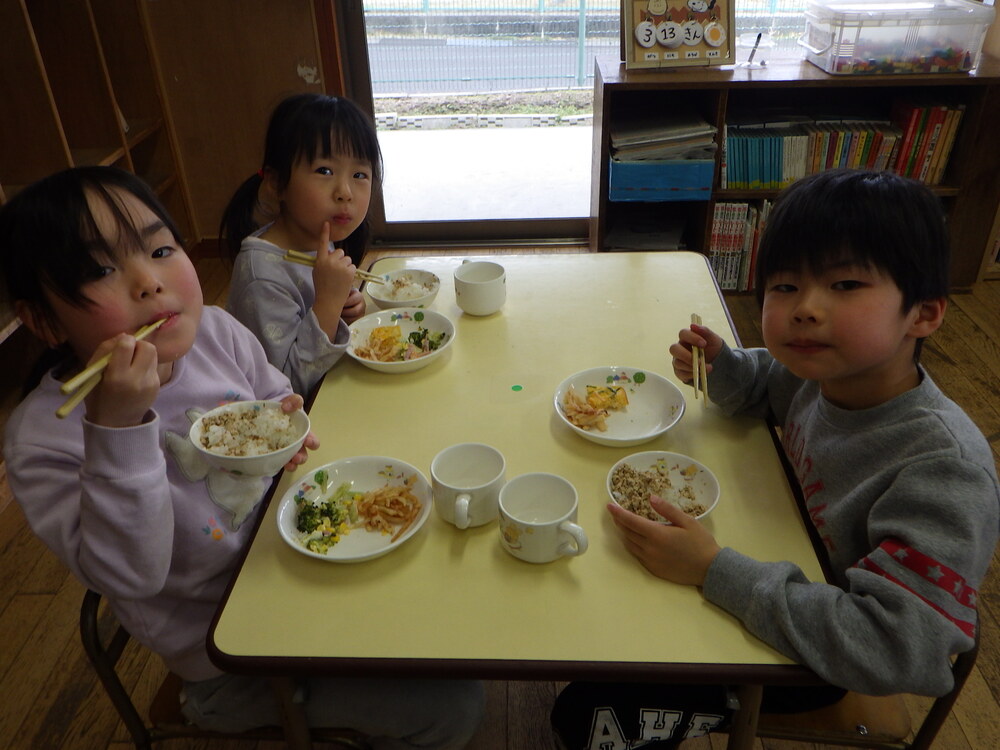 美味しそうに給食を食べる子ども (4)