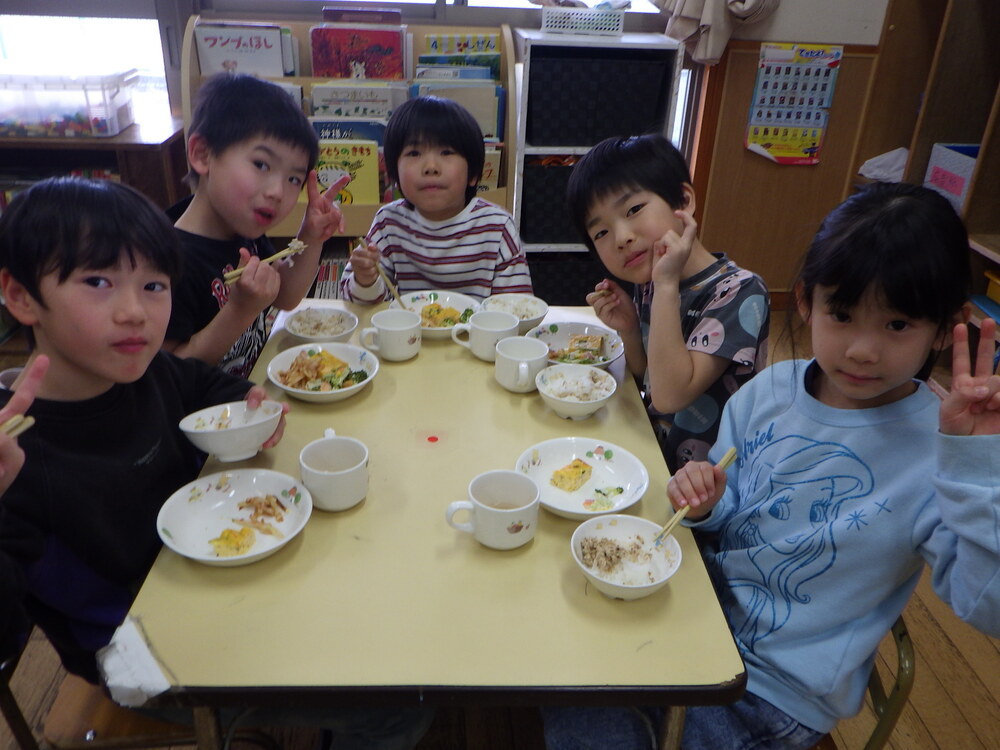 美味しそうに給食を食べる子ども (5)