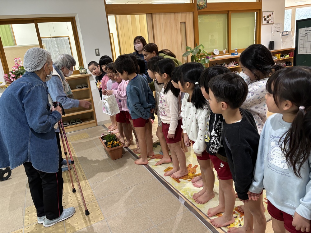 あゆみ保育園へお祝いを送りました