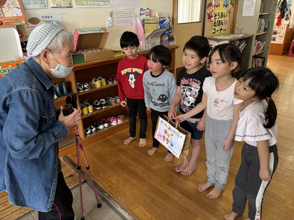 相愛保育園へお祝いの言葉と贈り物をしました