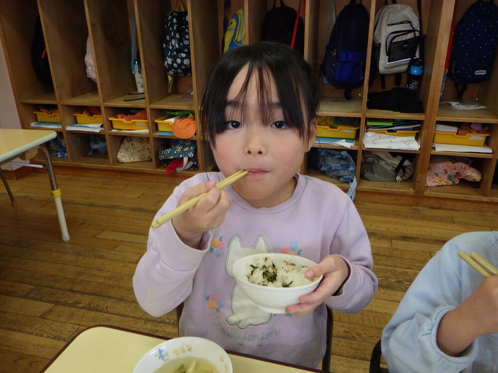 給食の様子２
