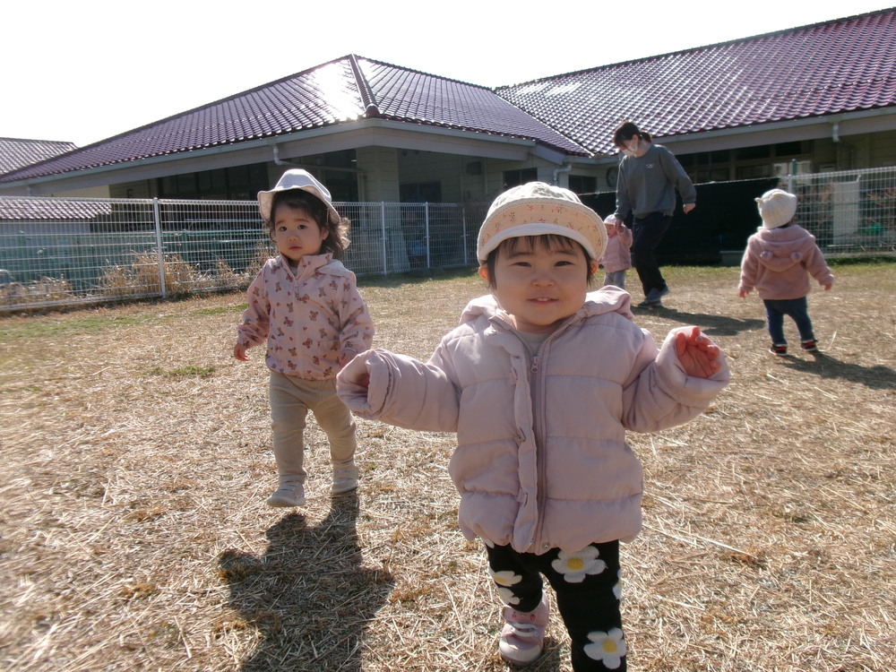 園庭を走っている
