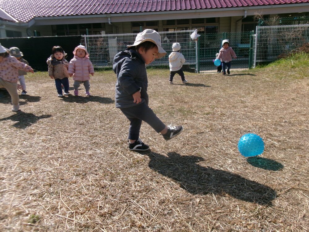 ボールを蹴っている