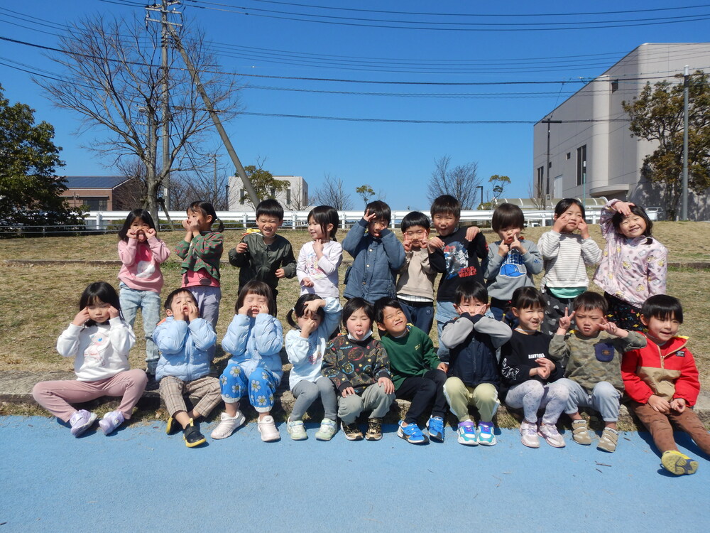 変顔をする子どもたち