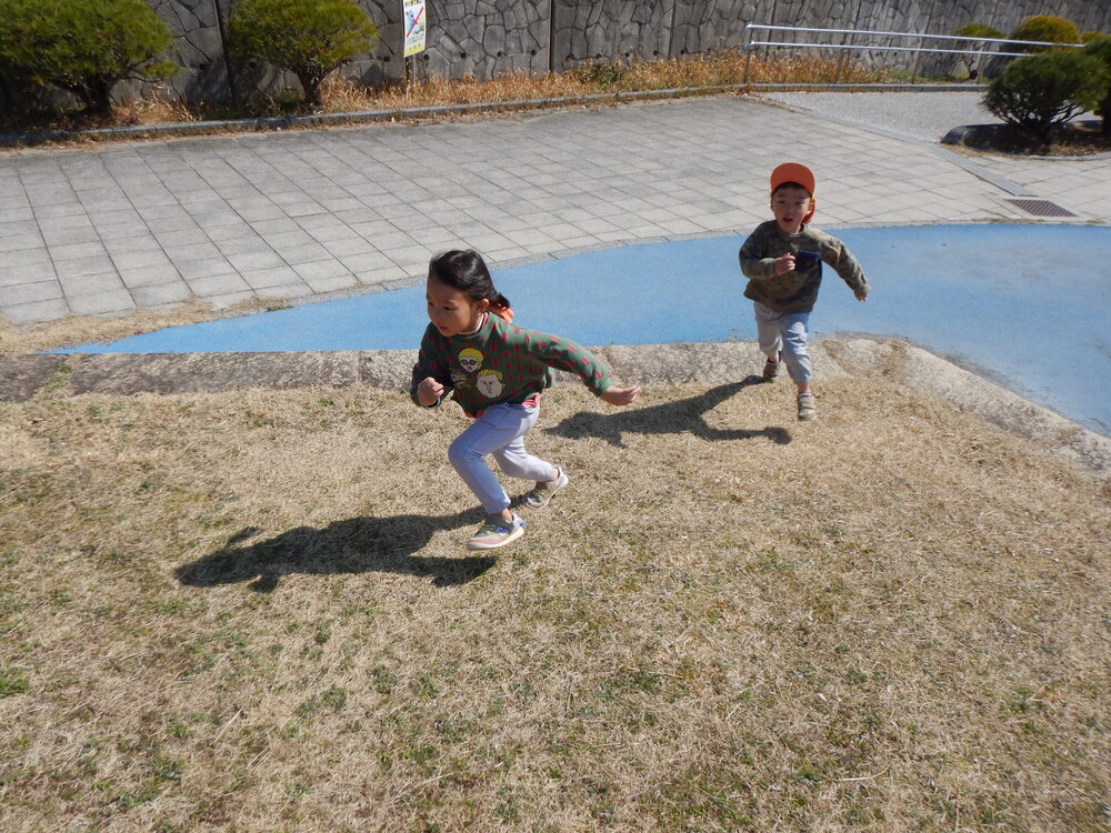 鬼ごっこをする様子