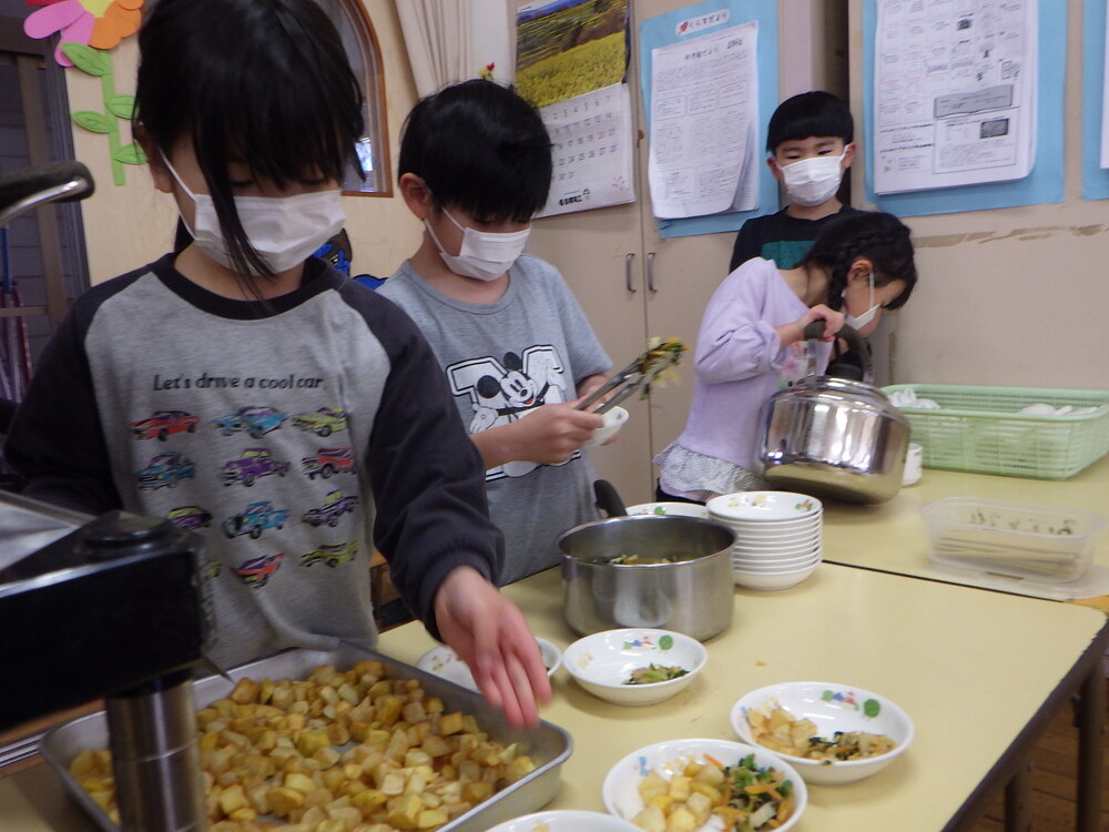 給食の様子 (1)