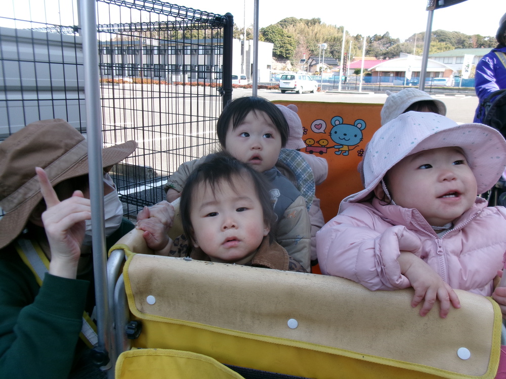 訓練を見る子ども