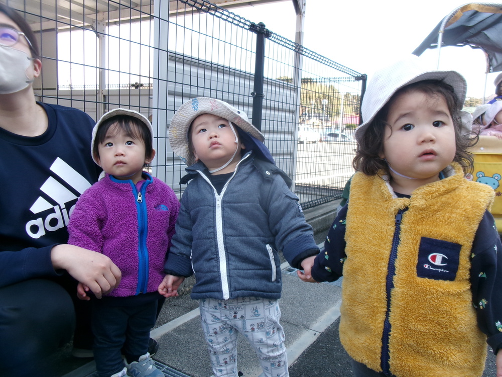 訓練を見る子ども (2)