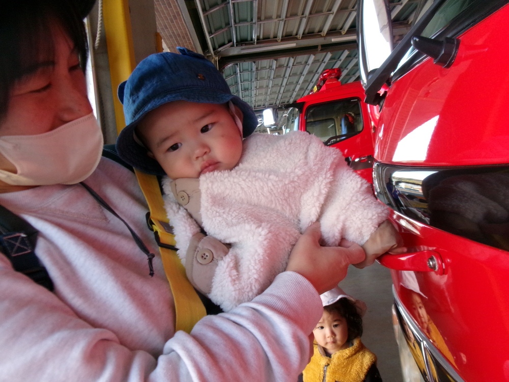 消防車を見る子ども