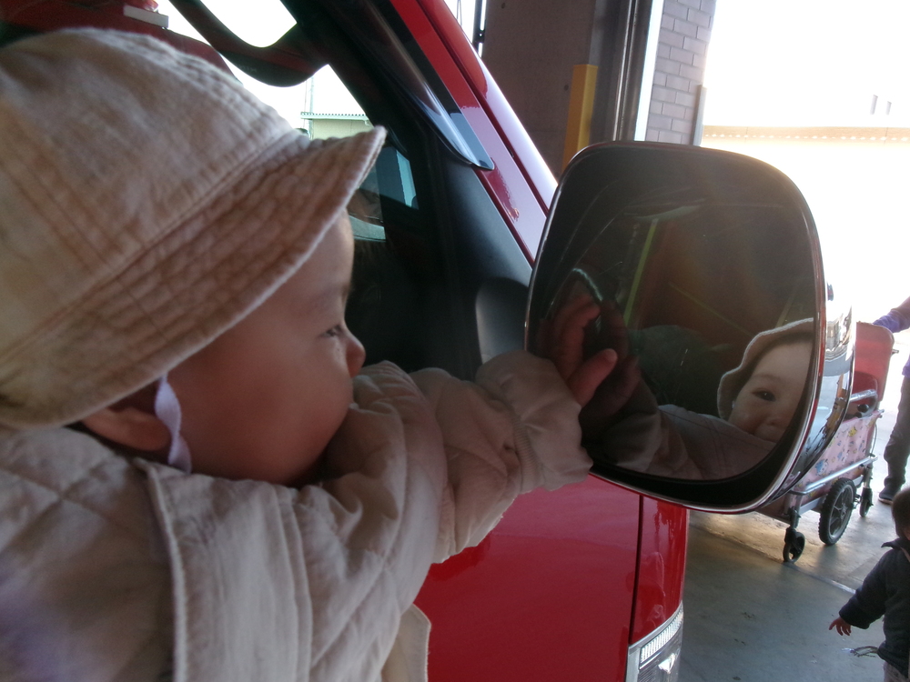 消防車を見る子ども (3)