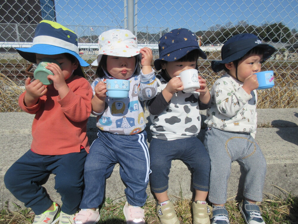 お茶を飲んでいる