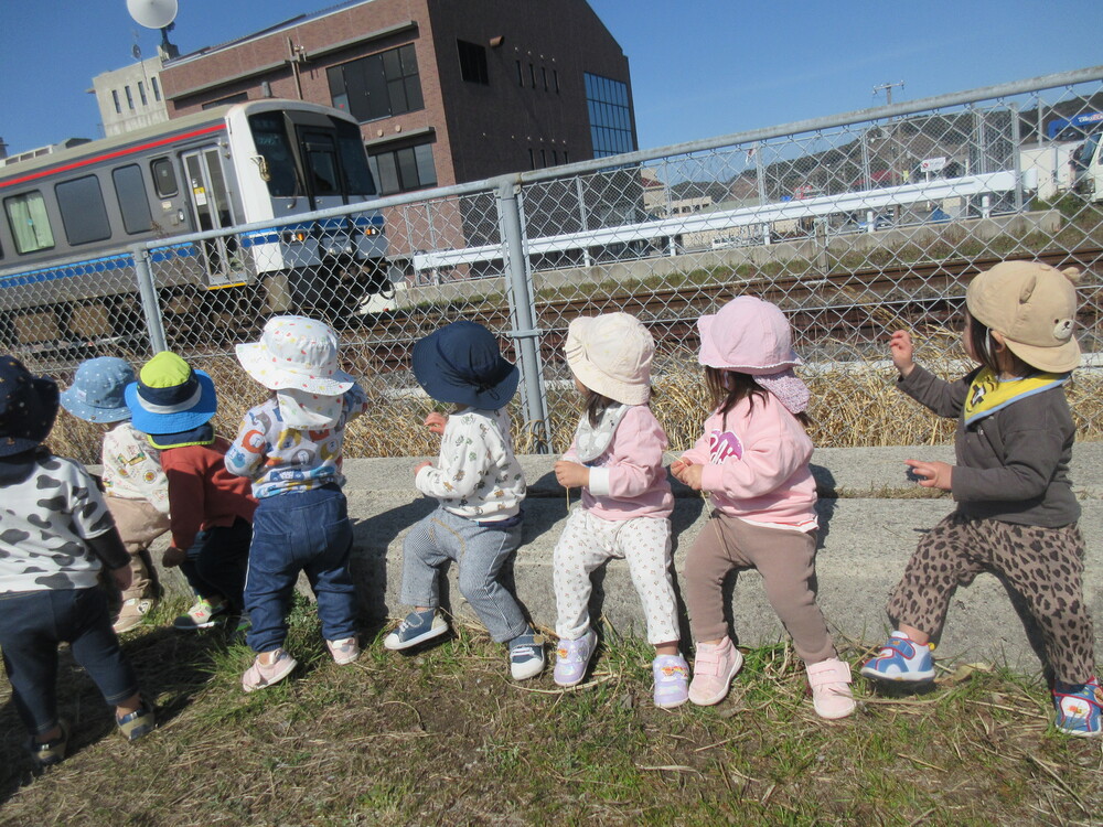 列車を見ている