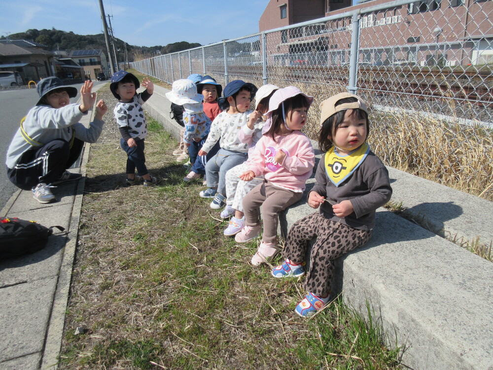 列車に手を振っている