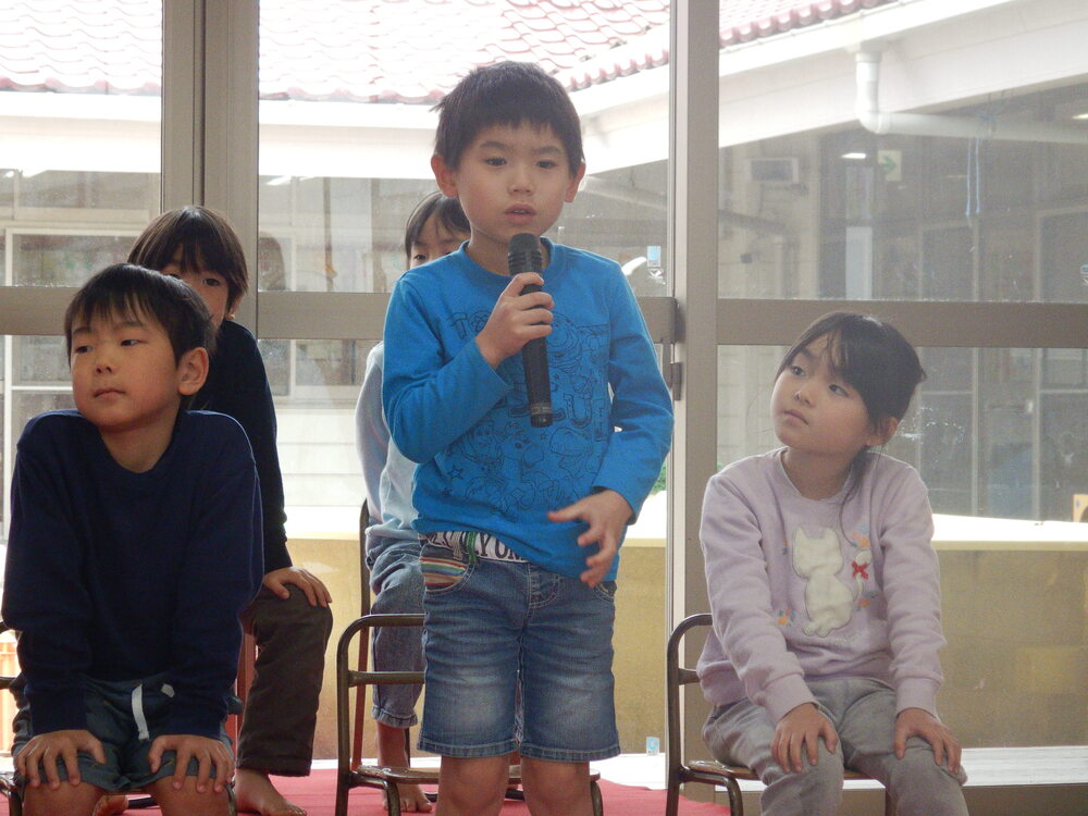 インタビューに答える様子