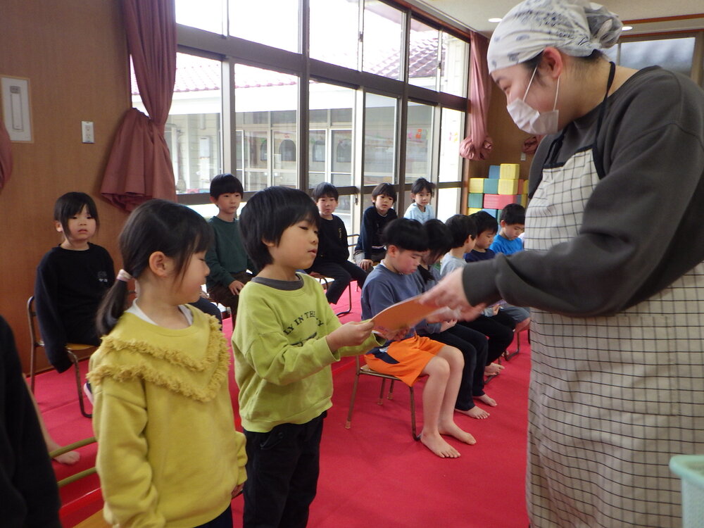 調理さんからプレゼントをもらう様子