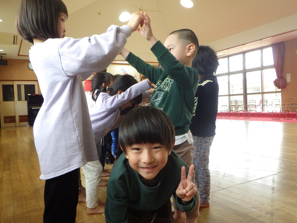 花道を通る子ども
