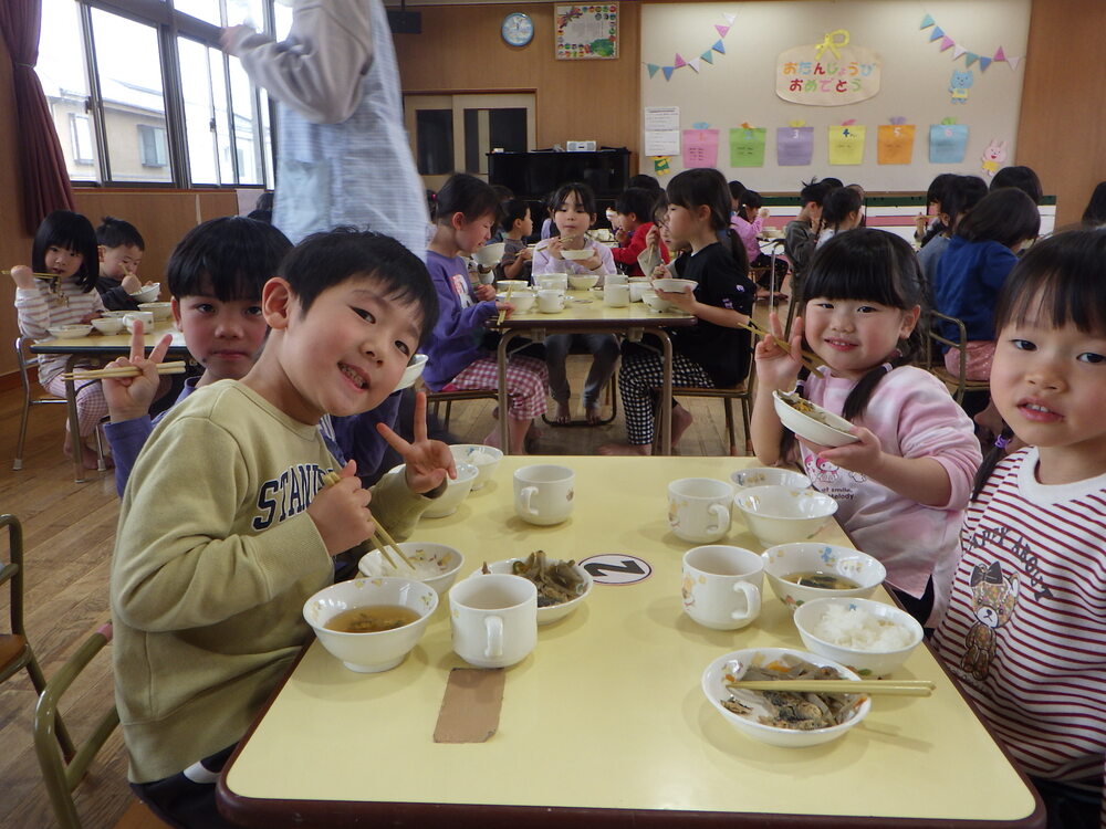 給食の様子１
