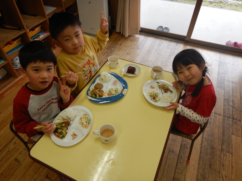 給食の様子１