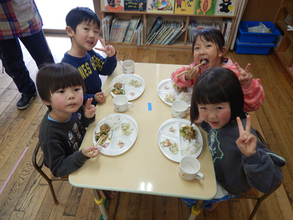 給食の様子２