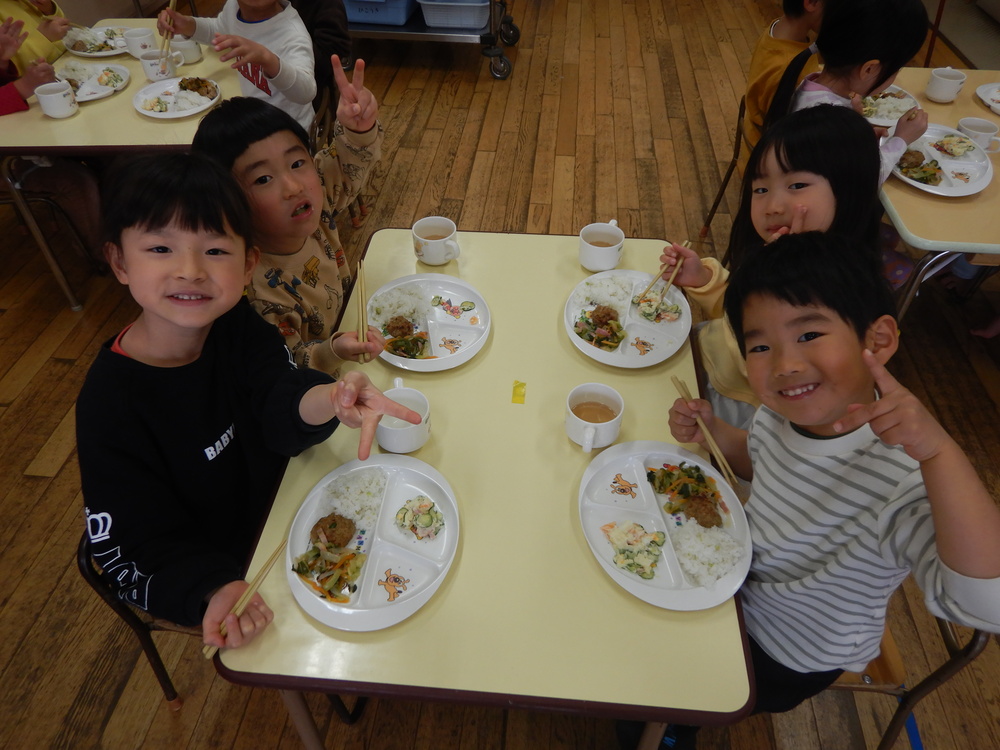 給食の様子３