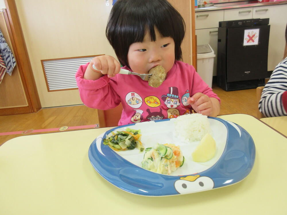 給食を食べている