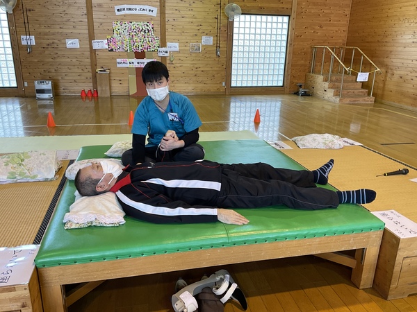 手足のストレッチ中です