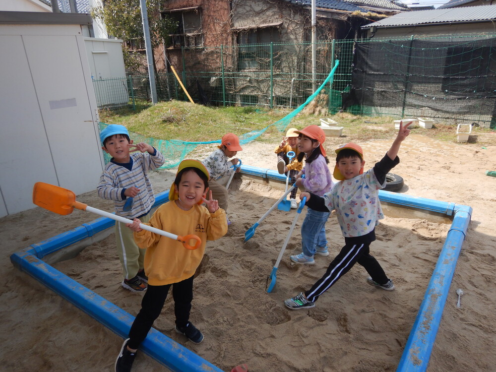 砂場で遊ぶ様子