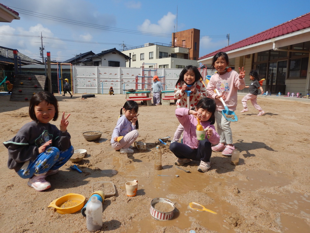 おままごと遊びをする様子