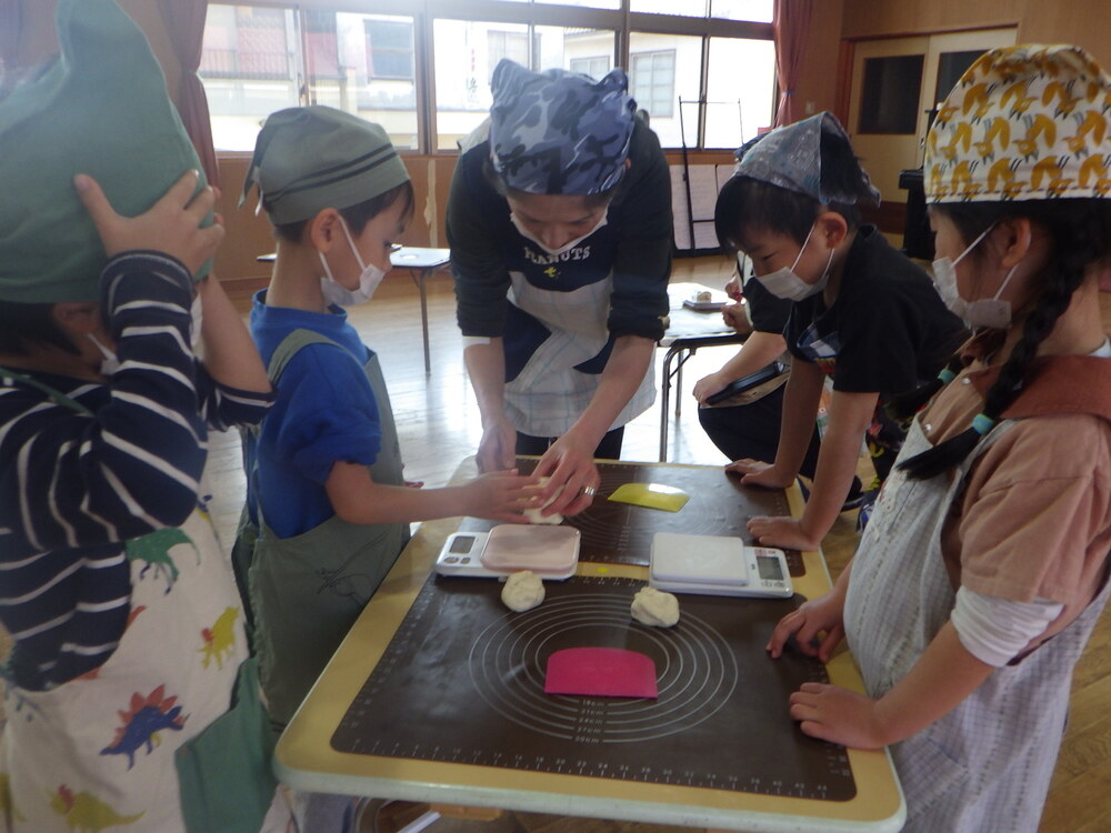 パン作りの様子 (4)